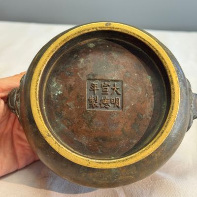 A Chinese bronze censer with lion-head handles — foto 10