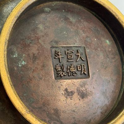 A Chinese bronze censer with lion-head handles — foto 11
