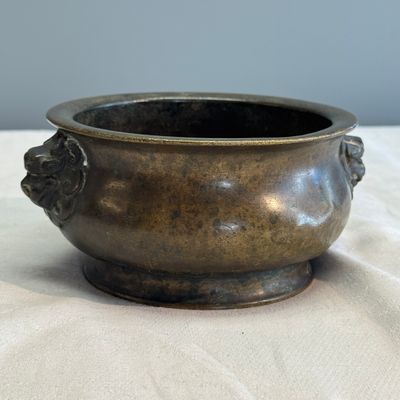 A Chinese bronze censer with lion-head handles — foto 1
