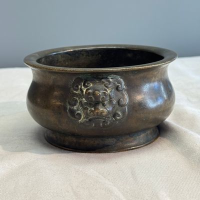A Chinese bronze censer with lion-head handles — foto 2