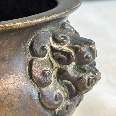 A Chinese bronze censer with lion-head handles — foto 3