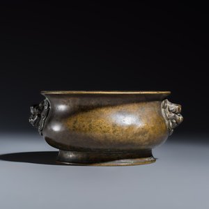 A Chinese bronze censer with lion-head handles — foto 2