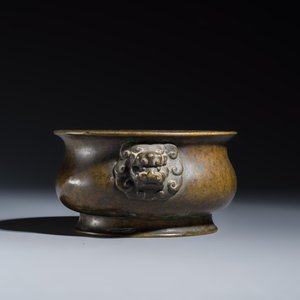 A Chinese bronze censer with lion-head handles — foto 3