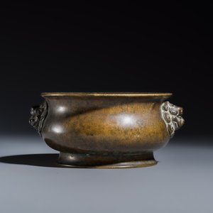 A Chinese bronze censer with lion-head handles — foto 4