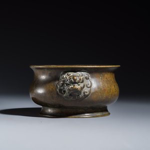 A Chinese bronze censer with lion-head handles — foto 5