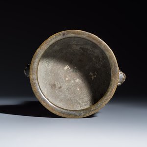 A Chinese bronze censer with lion-head handles — foto 6