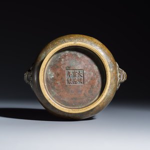 A Chinese bronze censer with lion-head handles — foto 7