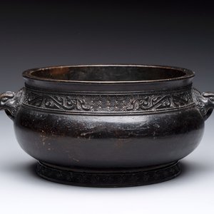 A Chinese bronze censer with 'tianji' handles and kuilong design, Xuande mark, 18/19th C. — 照片 1