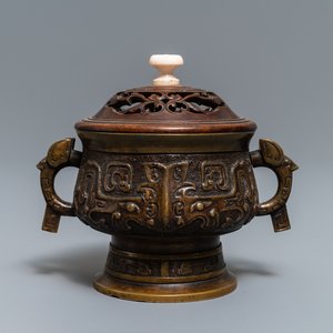 A Chinese bronze censer with wooden cover, Xuande mark, 19th C. — 照片 1