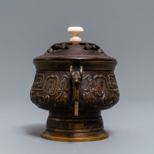 A Chinese bronze censer with wooden cover, Xuande mark, 19th C. — 照片 5