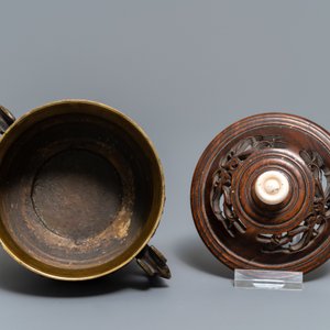 A Chinese bronze censer with wooden cover, Xuande mark, 19th C. — 照片 6