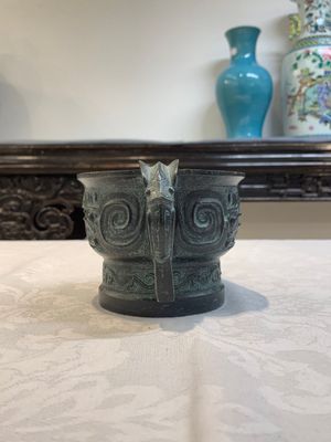 A Chinese bronze censer with Xuande mark and an archaistic vessel, 18/19th C. — photo 11