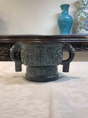 A Chinese bronze censer with Xuande mark and an archaistic vessel, 18/19th C. — photo 12