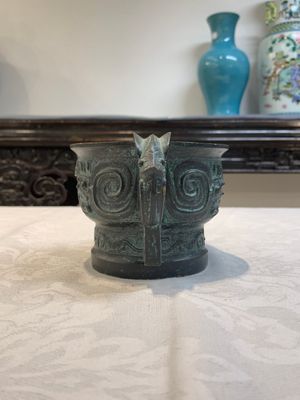 A Chinese bronze censer with Xuande mark and an archaistic vessel, 18/19th C. — photo 13