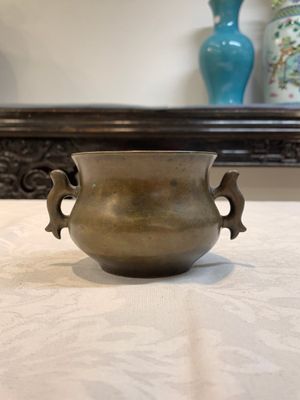 A Chinese bronze censer with Xuande mark and an archaistic vessel, 18/19th C. — photo 2