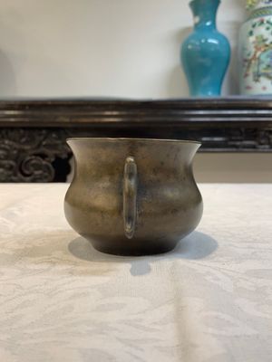 A Chinese bronze censer with Xuande mark and an archaistic vessel, 18/19th C. — photo 3