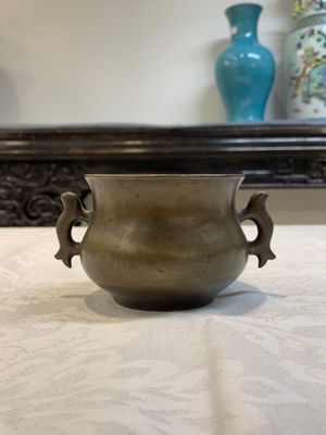 A Chinese bronze censer with Xuande mark and an archaistic vessel, 18/19th C. — photo 4