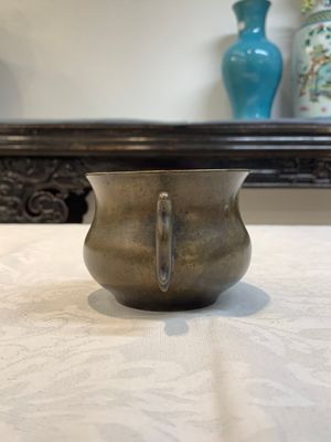 A Chinese bronze censer with Xuande mark and an archaistic vessel, 18/19th C. — photo 5
