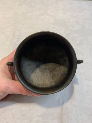 A Chinese bronze censer with Xuande mark and an archaistic vessel, 18/19th C. — photo 6