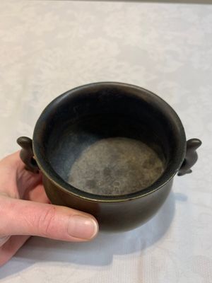 A Chinese bronze censer with Xuande mark and an archaistic vessel, 18/19th C. — photo 7