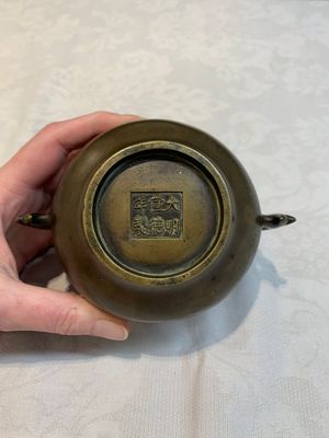 A Chinese bronze censer with Xuande mark and an archaistic vessel, 18/19th C. — photo 8