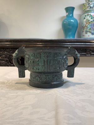 A Chinese bronze censer with Xuande mark and an archaistic vessel, 18/19th C. — photo 10