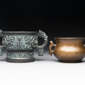A Chinese bronze censer with Xuande mark and an archaistic vessel, 18/19th C. — photo 2