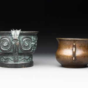 A Chinese bronze censer with Xuande mark and an archaistic vessel, 18/19th C. — photo 3
