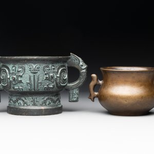 A Chinese bronze censer with Xuande mark and an archaistic vessel, 18/19th C. — photo 4