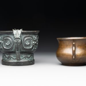 A Chinese bronze censer with Xuande mark and an archaistic vessel, 18/19th C. — photo 5