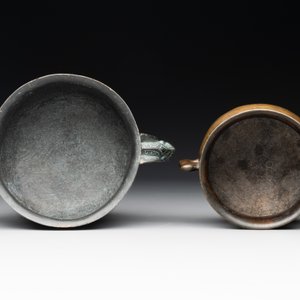A Chinese bronze censer with Xuande mark and an archaistic vessel, 18/19th C. — photo 6