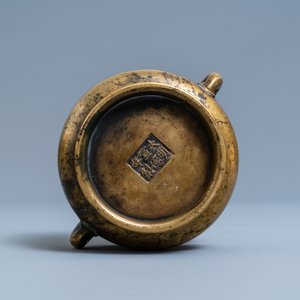 A Chinese bronze censer, Xuande mark, Qing — photo 7