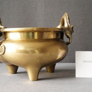 A Chinese bronze chilong-handled tripod censer, seal mark, 17/18th C. — photo 13