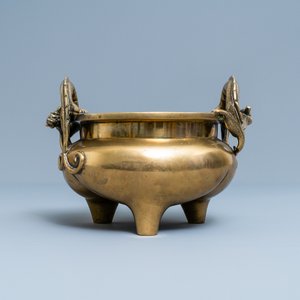 A Chinese bronze chilong-handled tripod censer, seal mark, 17/18th C. — photo 2