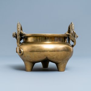 A Chinese bronze chilong-handled tripod censer, seal mark, 17/18th C. — photo 4