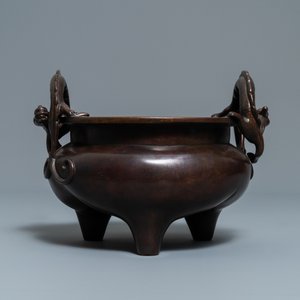 A Chinese bronze chilong-handled tripod censer, seal mark, 17/18th C. — photo 2