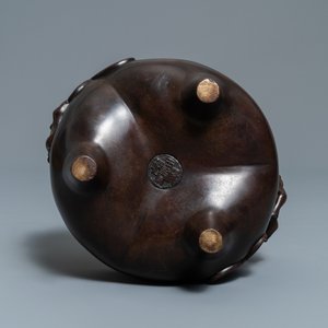 A Chinese bronze chilong-handled tripod censer, seal mark, 17/18th C. — photo 7