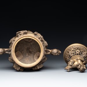A Chinese bronze covered censer, a seal and a Japanese bronze covered censer, Xuande mark, 20th C. — 照片 6