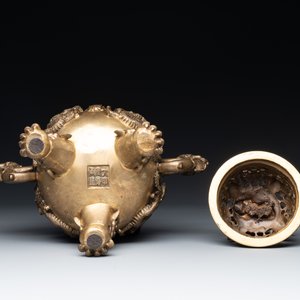 A Chinese bronze covered censer, a seal and a Japanese bronze covered censer, Xuande mark, 20th C. — 照片 7