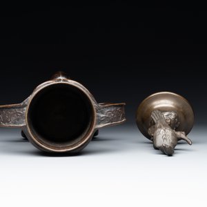 A Chinese bronze covered censer, a seal and a Japanese bronze covered censer, Xuande mark, 20th C. — 照片 8