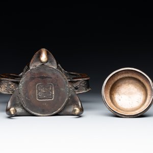 A Chinese bronze covered censer, a seal and a Japanese bronze covered censer, Xuande mark, 20th C. — 照片 9