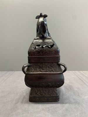 A Chinese bronze covered censer and a tripod censer, Ming/Qing — photo 3