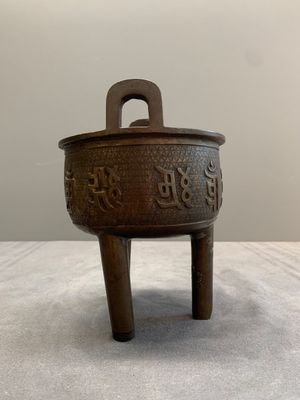 A Chinese bronze covered censer and a tripod censer, Ming/Qing — photo 10