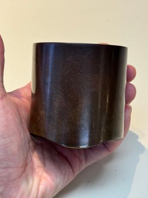 A Chinese bronze cylindric tripod censer, Guiyou 癸酉 mark, 17/18th C. — photo 1