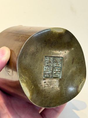 A Chinese bronze cylindric tripod censer, Guiyou 癸酉 mark, 17/18th C. — photo 11