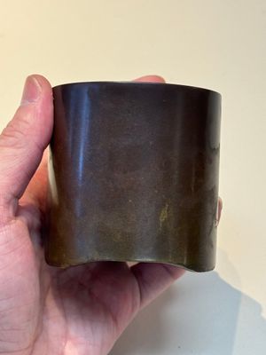 A Chinese bronze cylindric tripod censer, Guiyou 癸酉 mark, 17/18th C. — photo 4
