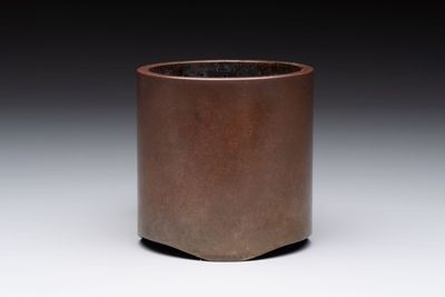 A Chinese bronze cylindric tripod censer, Guiyou 癸酉 mark, 17/18th C.