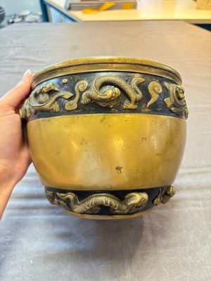 A Chinese bronze cylindrical censer with relief dragon design, Xuande mark, 18/19th C. — photo 1