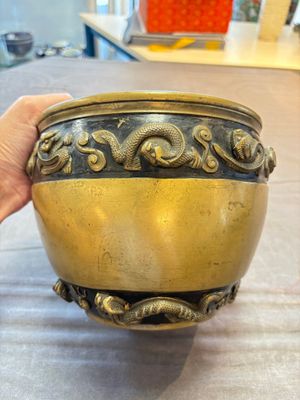 A Chinese bronze cylindrical censer with relief dragon design, Xuande mark, 18/19th C. — photo 2