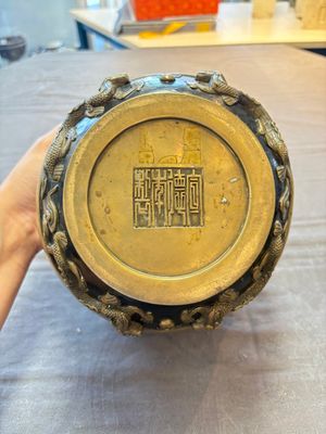A Chinese bronze cylindrical censer with relief dragon design, Xuande mark, 18/19th C. — photo 6